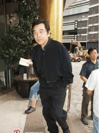 影坛大佬鲍方葬礼, 女儿鲍起静、儿媳陈美琪痛惜|鲍方|鲍起静|陈美琪|阿姐|儿媳_新浪新闻