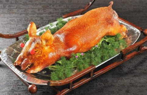 烤乳猪是广州最著名的特色菜,“满汉全席”中的主打菜肴之一|糖浆|表面|成品|脆皮|水分_新浪新闻