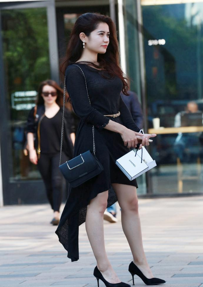 黑色紧身连衣裙美腿少妇, 这样的身材谁不喜欢