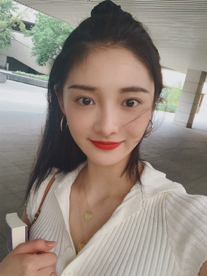 女明星周洁琼在广州拍摄迷人写真美照