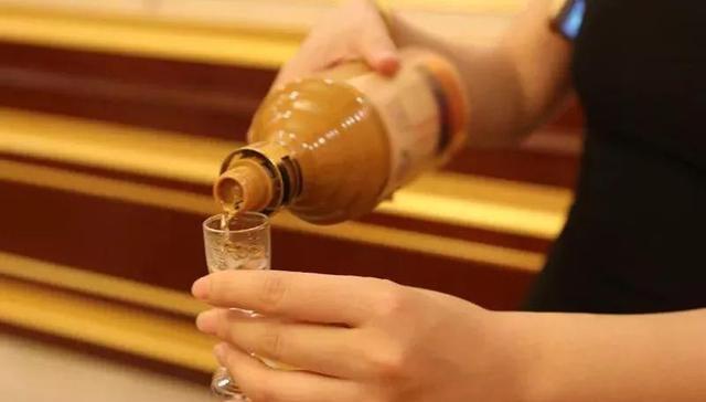 斟酒礼仪和技巧,都在这了