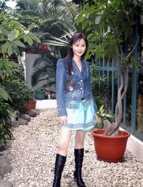万绮雯终于亮相,生图和30年前一模一样,她是吃了什么不老药