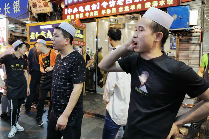 人从众!十一国庆游客挤爆回民街,人流密集行动困难慢如蜗牛