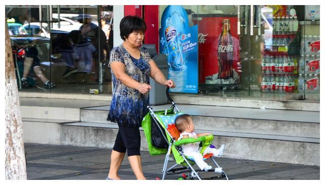 幼儿园孩子晒太阳，以为误入养老院：不要低估孩子的模仿力