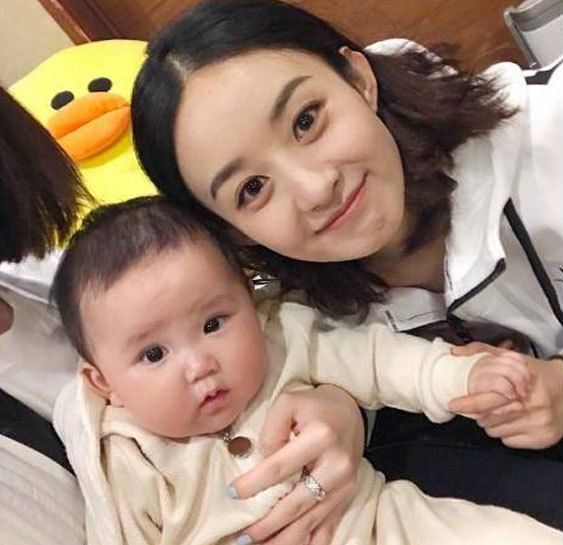 赵丽颖月子照片流出,附赵丽颖抱孩子照片,素颜也好美,超有爱!