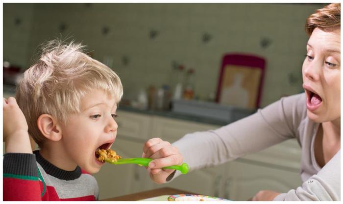 幼儿园孩子晒太阳，以为误入养老院：不要低估孩子的模仿力