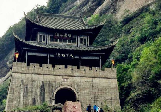 “剑阁峥嵘而崔嵬”说的就是剑门关,一睹它的风采吧_新浪新闻