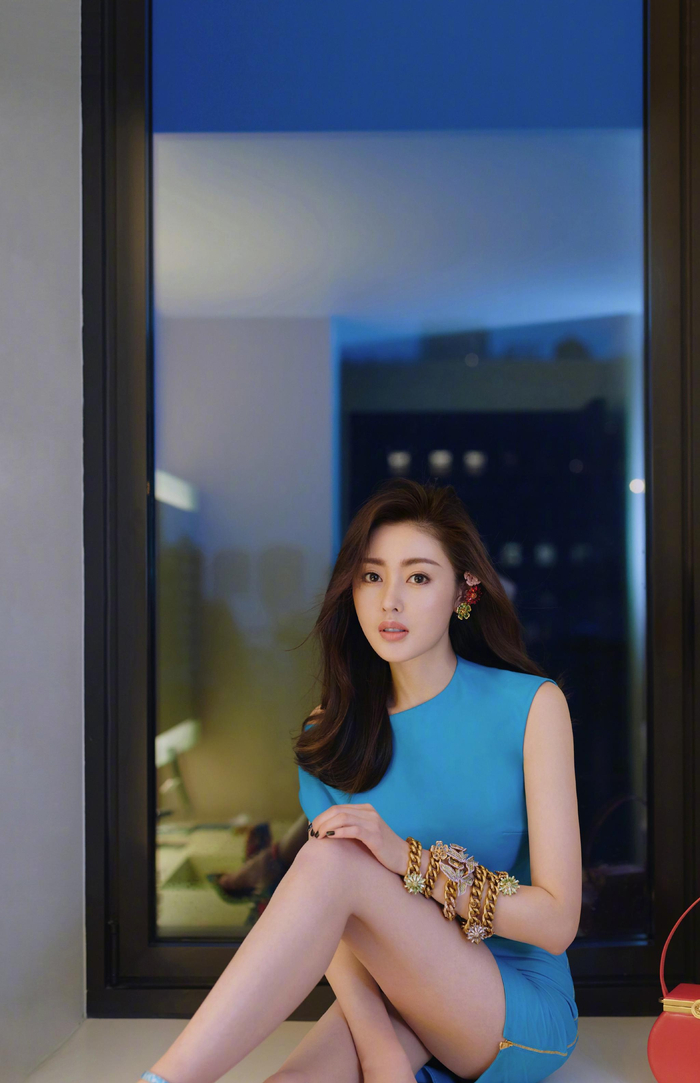 张天爱时尚美照,身着一袭天蓝色短裙气质优雅