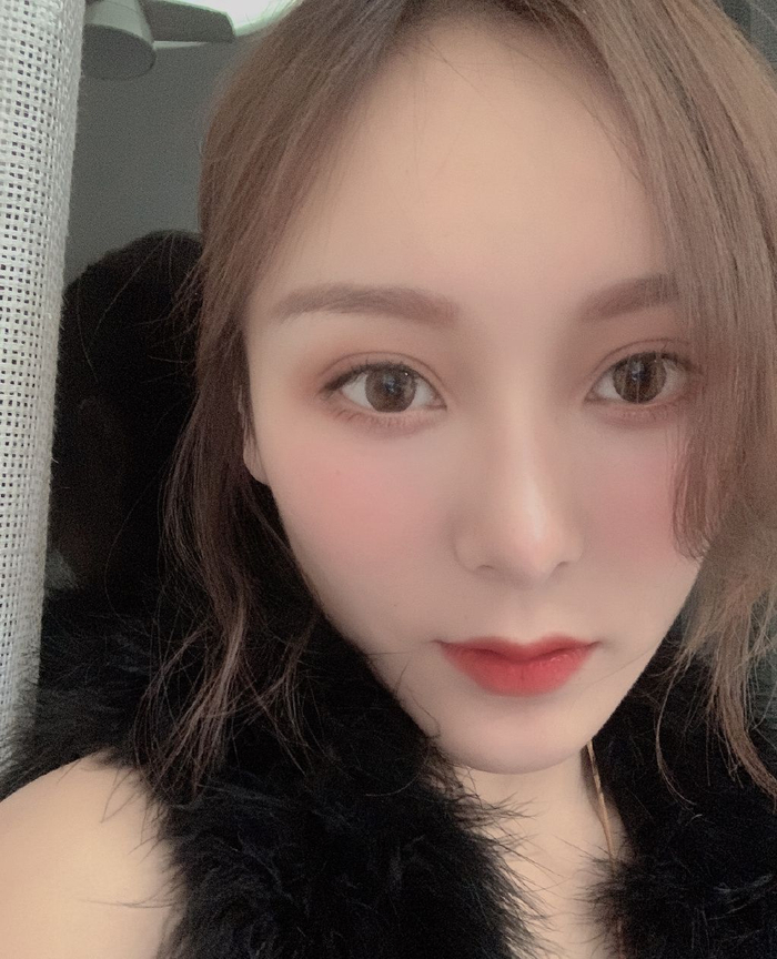 美女演员何佩瑜迷人写真美照欣赏