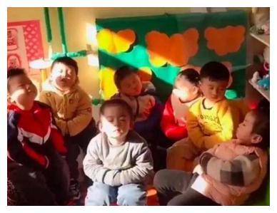 幼儿园孩子晒太阳，以为误入养老院：不要低估孩子的模仿力