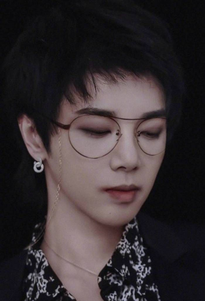 华晨宇戴眼镜妖孽盛世美颜 粉丝:大哥戴眼镜帅到让人窒息