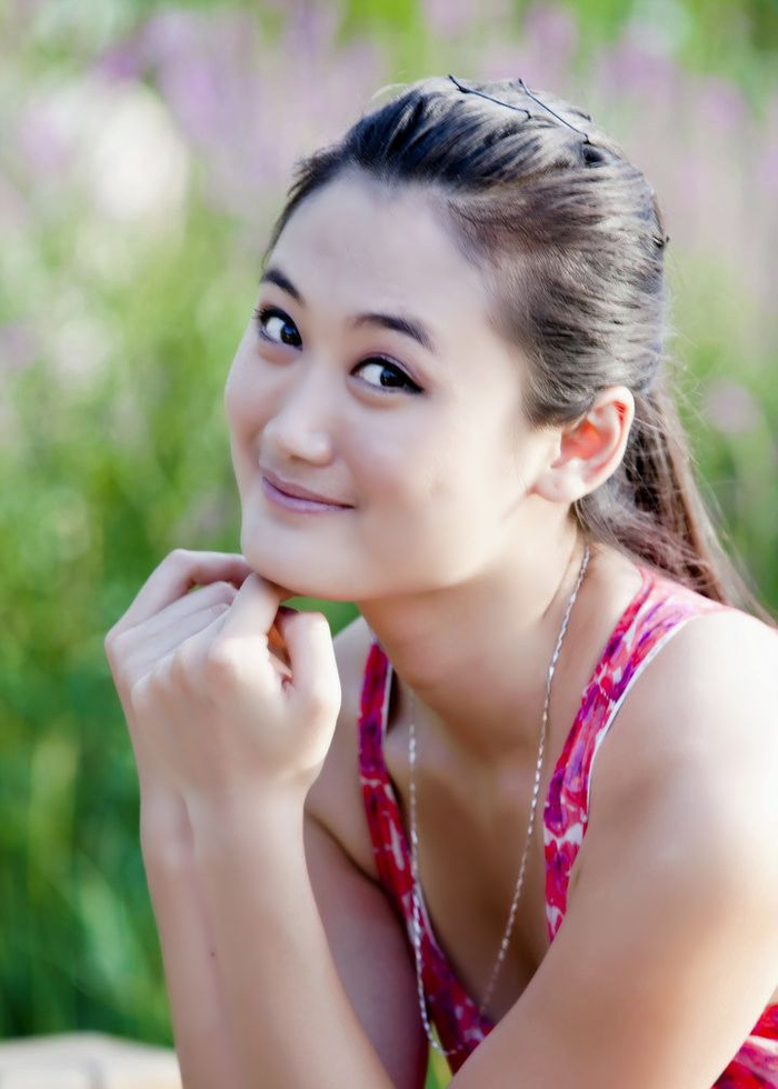 秀美乡村美景下的靓丽裙装女子