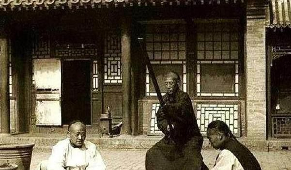 罕见清朝老照片:图2是真实的“打板子”,图3是清朝时的糖果