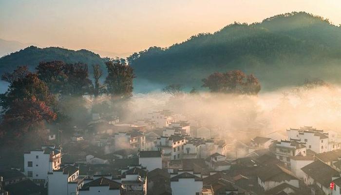 秋日的婺源石城，粉墙黛瓦层林尽染，如仙境一般如梦似幻……