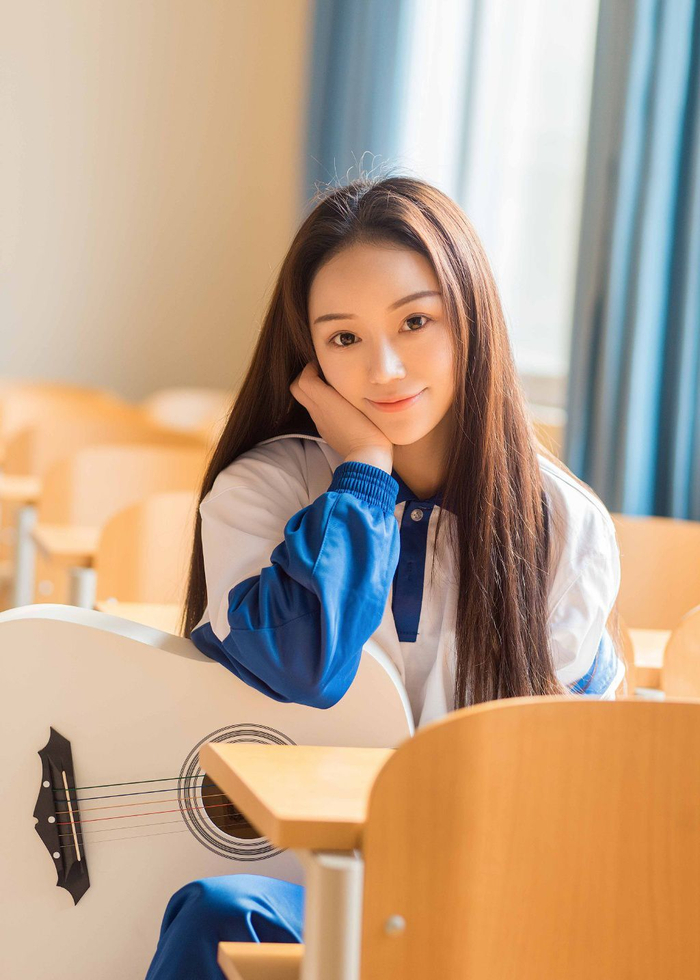 极品校花美女学生制服写真