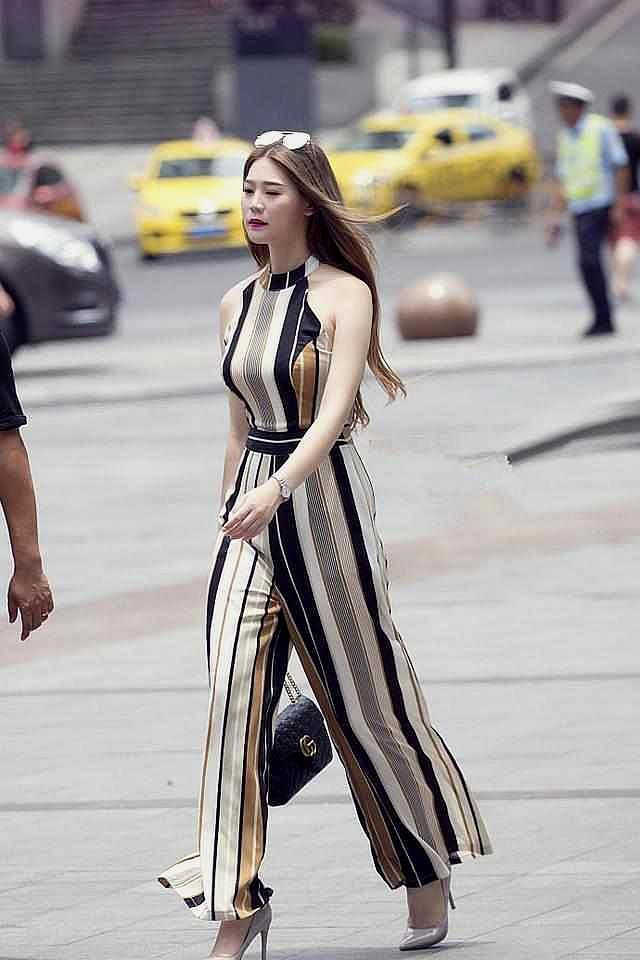 街拍:高挑丰满的少妇,低胸上衣配白色热裤,尽显修长白皙的美腿