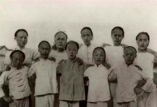 晚清罕见老照片，原来那时候学校里的师生合影是这样的