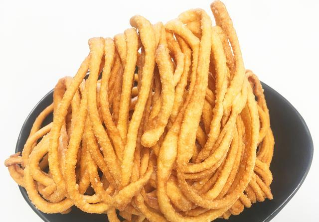 苏北小吃油炸馓子香脆可口,想吃就自己做吧!快捷方便,干净卫生