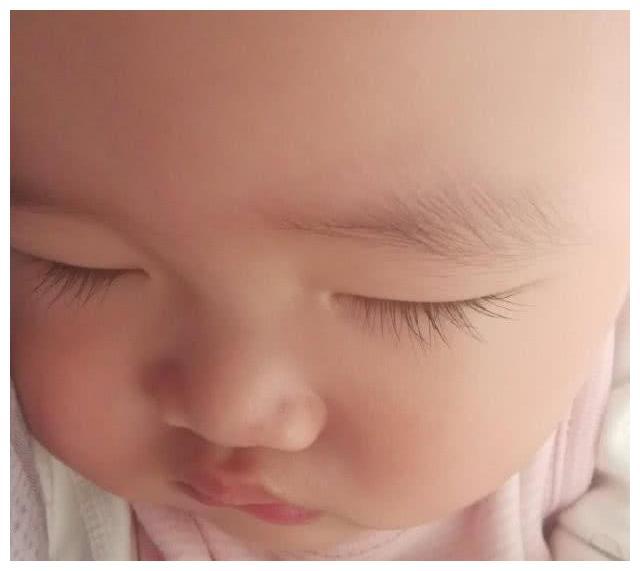 有一种“基因”叫李艾儿子，8个月宝宝，变成睫毛精和小秃子