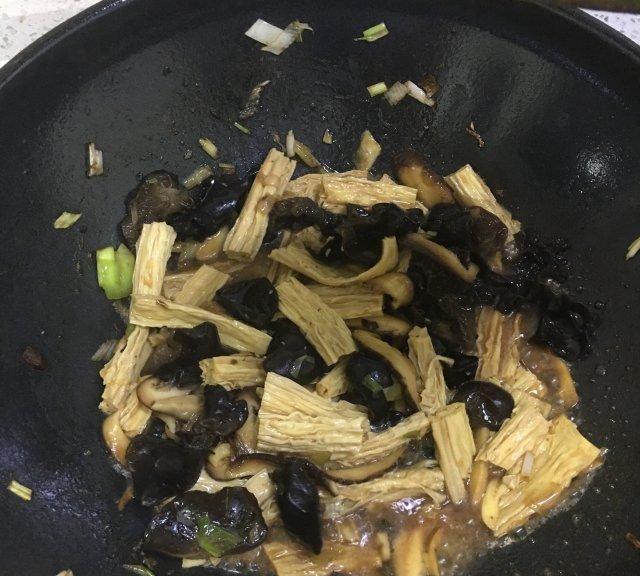 香菇木耳烧腐竹，快手简单的家常菜