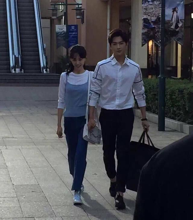 郑爽和杨洋在《微微一笑很倾城》中的罕见照片,图4太甜,图5亮了