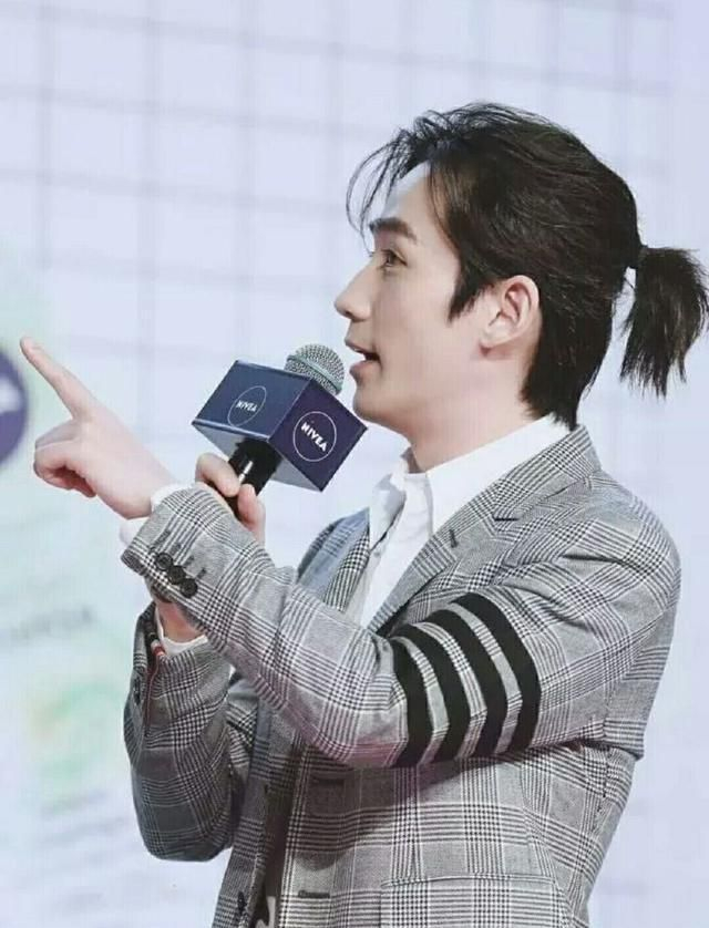 这左右两边扎着小辫子的发型简直逆天了,也很是搞笑,估计没几个人能