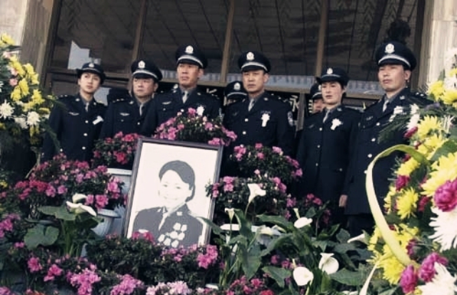 直击任长霞的追悼会:图10任局长之子|警察|同志|案件|车祸|杀人_新浪娱乐_新浪新闻