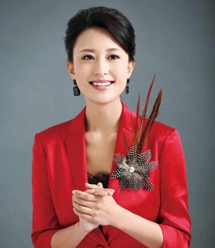 央视主持人张蕾生活中有多“美”?看她早期写真,最后一张惊艳了_新浪新闻