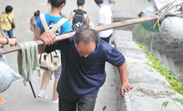 挑夫精神是泰山精神的一个缩影