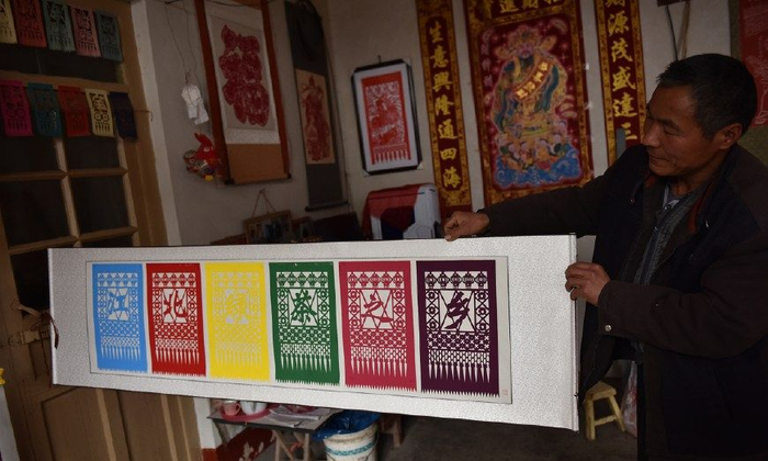 红火时全村200户150户在做“过门笺”今只剩他一人坚守