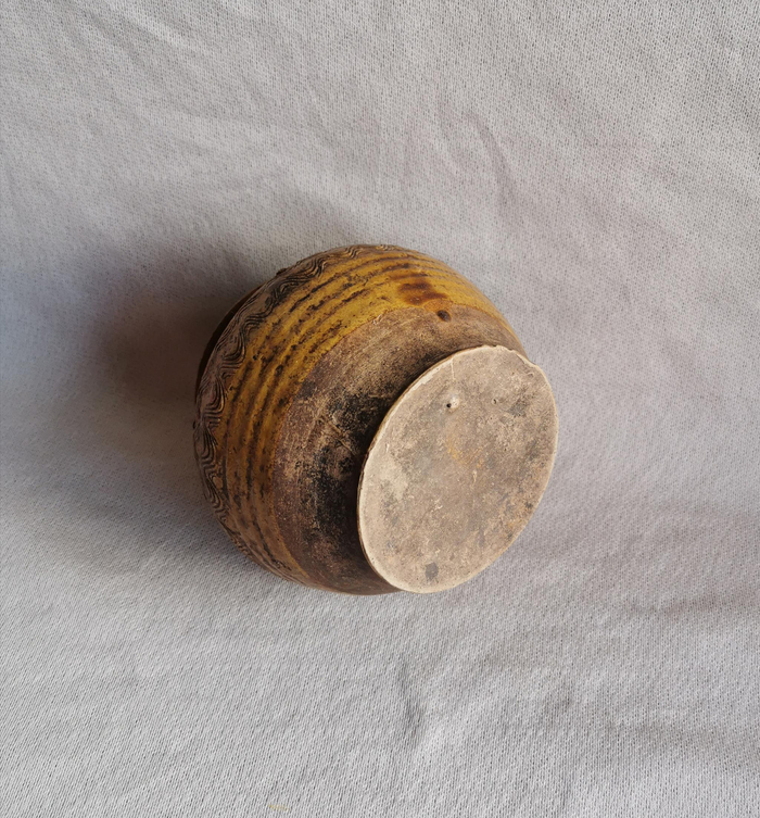 宋代寿州窑水波纹黄釉小罐