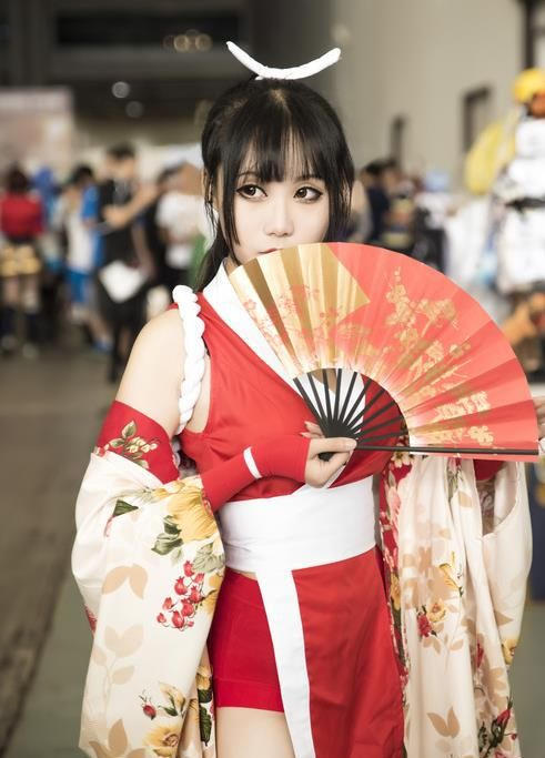 拳皇cosplay来一波，网友：扇子赶紧拿开，挡住不知火舞啦！