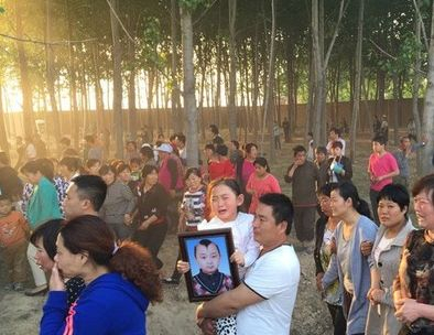 直击福娃邓鸣贺墓地现状6岁上春晚9岁去世墓上长满杂草心酸