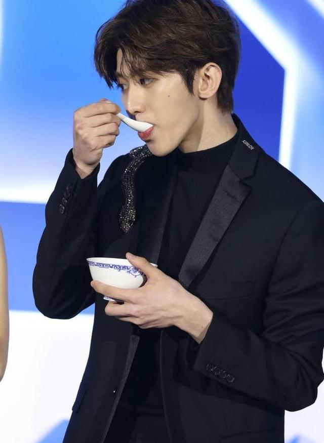 吃东西时候可爱的"小葵"也出现了,与台上那个霸道,表现力极强的蔡徐坤