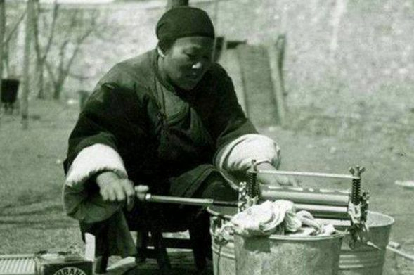清朝老照片：挑水的老照片，古代人特有的“洗衣机”