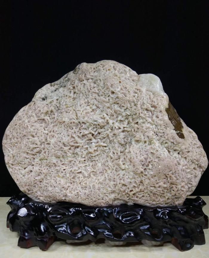 天然的原石色彩造型难得一见，有着纯粹的艺术魅力，欣赏雅致原石