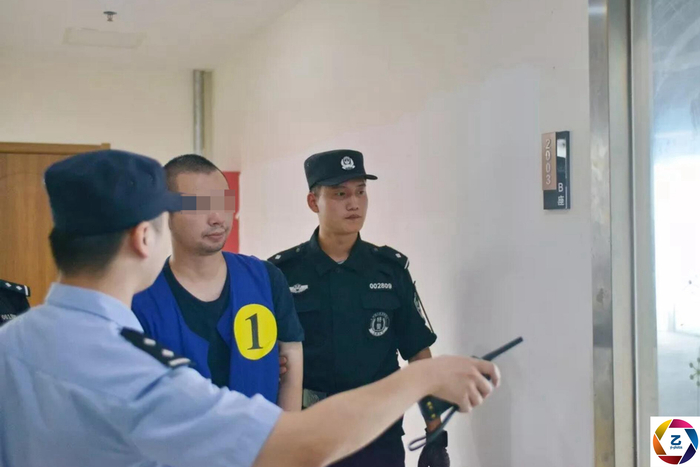警方押解家族式犯罪团伙指认现场,蒙面人站一排,群众拍手称快_新浪新闻