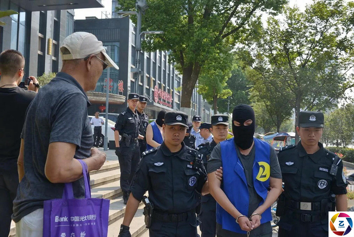 警方押解家族式犯罪团伙指认现场,蒙面人站一排,群众拍手称快_新浪新闻