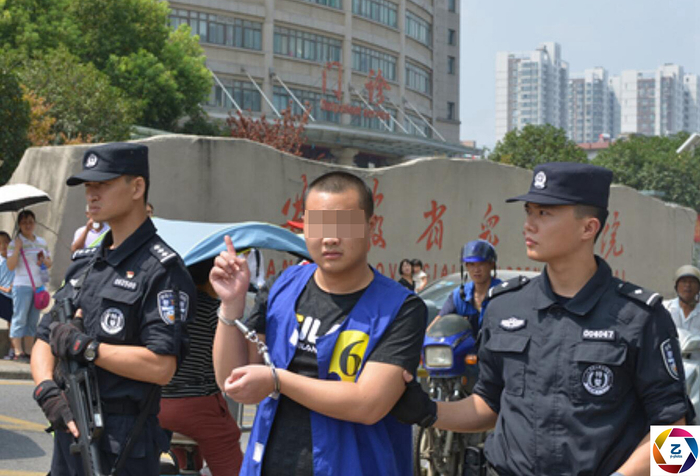 警方押解家族式犯罪团伙指认现场,蒙面人站一排,群众拍手称快_新浪新闻