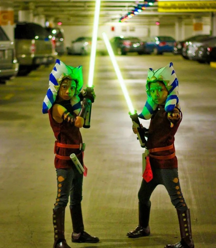 11岁双胞胎女孩cosplay各种漫画角色，画风好可爱