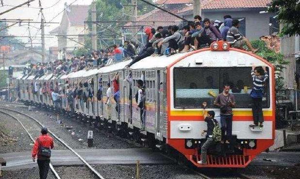 印度小伙来中国旅游，坐上火车后问一个问题，让全车人哄然大笑