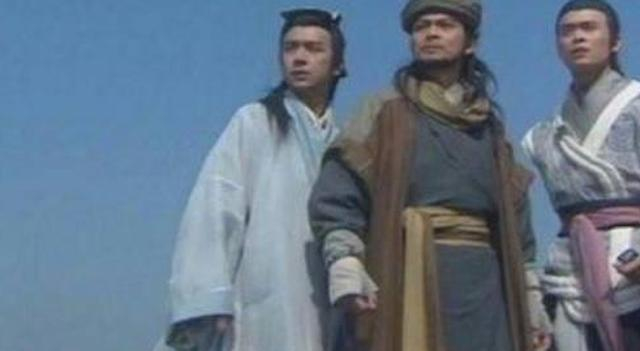 天龙八部一开始慕容复和乔峰打平，为何后来却完全不是对手了呢？