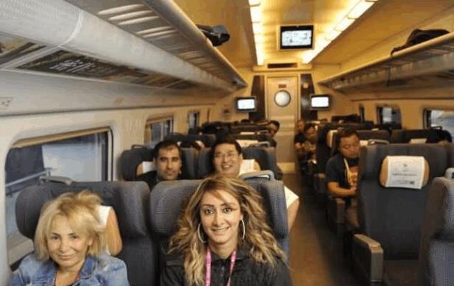 印度小伙来中国旅游，坐上火车后问一个问题，让全车人哄然大笑