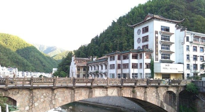 汤口镇位于驰名中外的黄山风景区南麓,是黄山汤泉水出山之口