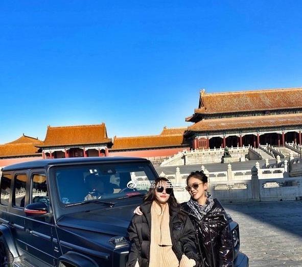 网红开大奔进故宫高调炫富身份被扒来头不小私照曝光生活奢靡