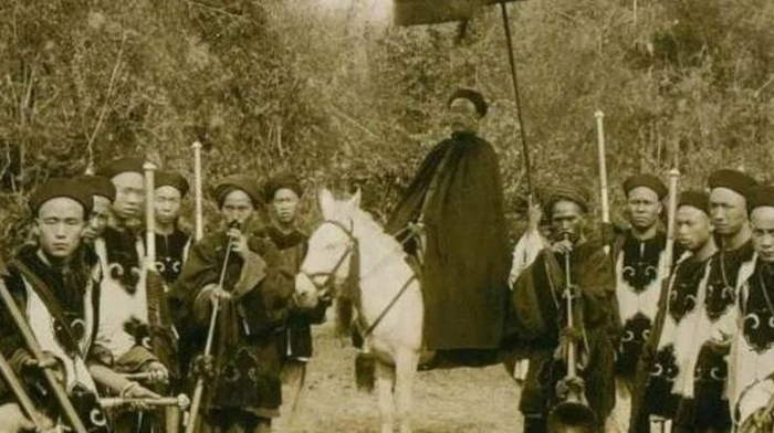 清末官员出行老照片:图7官员视察,人山人海