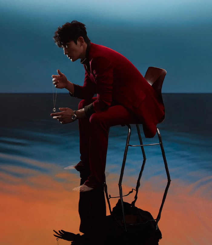 31岁朱一龙"光脚"拍照,一身红色丝绒西装,水光交织下的绅士!