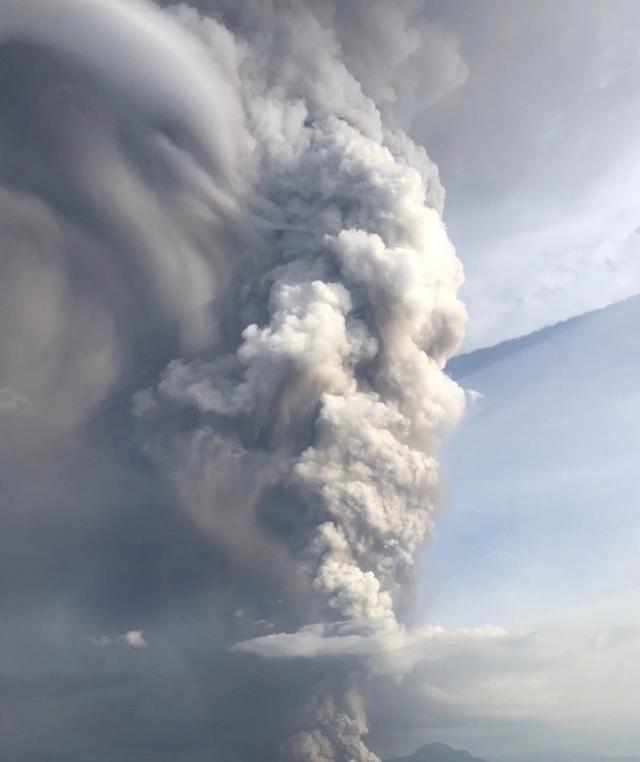 2020菲律宾火山大爆发图片