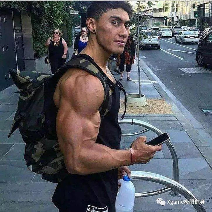 如何重点打击三头肌外侧头？