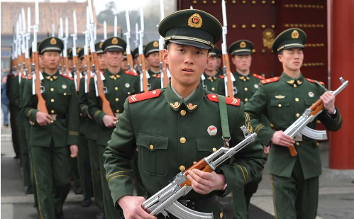 三军仪仗队用的是什么枪？这一款枪械由我国自主研发，外表镀铬|步枪_新浪军事_新浪新闻